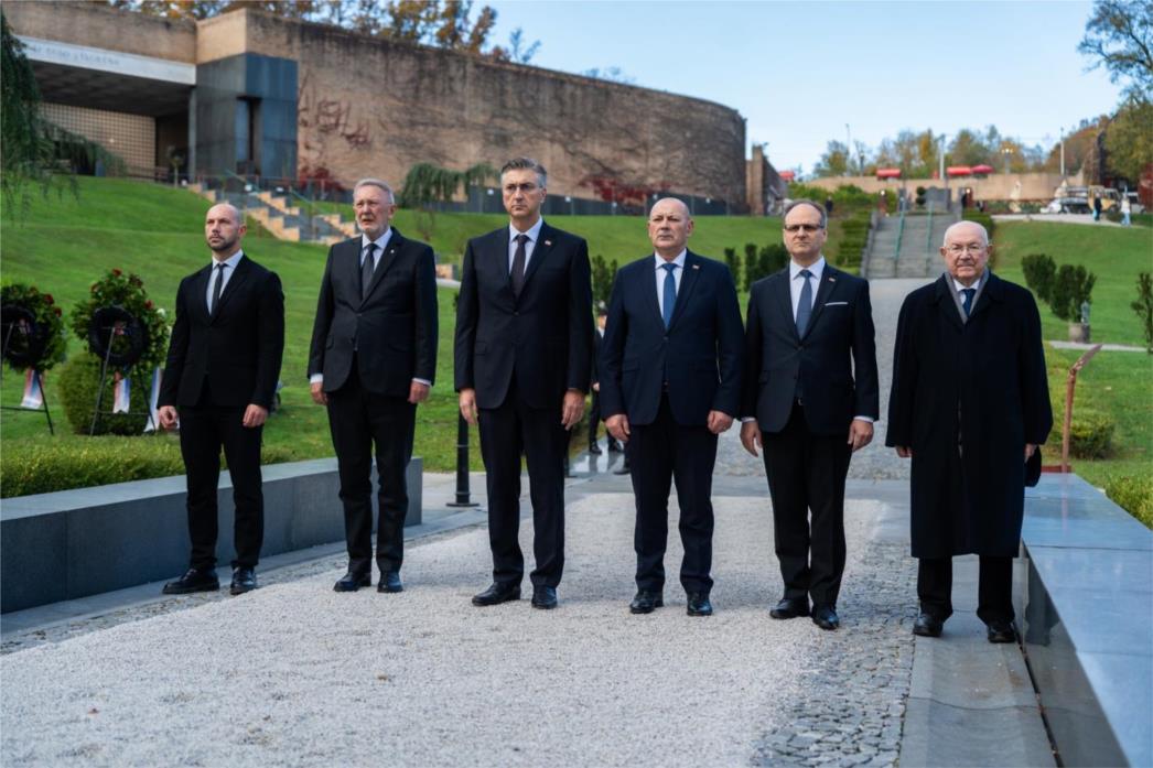 Plenković zapalio svijeće za preminule i hrvatske branitelje