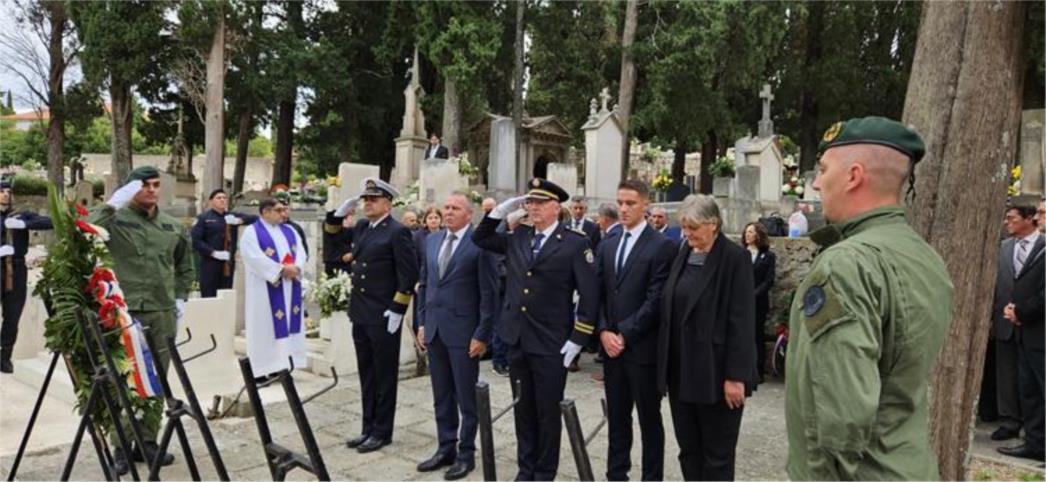 Načelnik Pavličević odaje počast poginulim braniteljima
