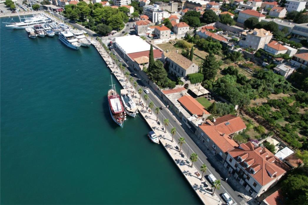 Oštećenja na kamenom opločenju nisu rezultat nedavnih radova