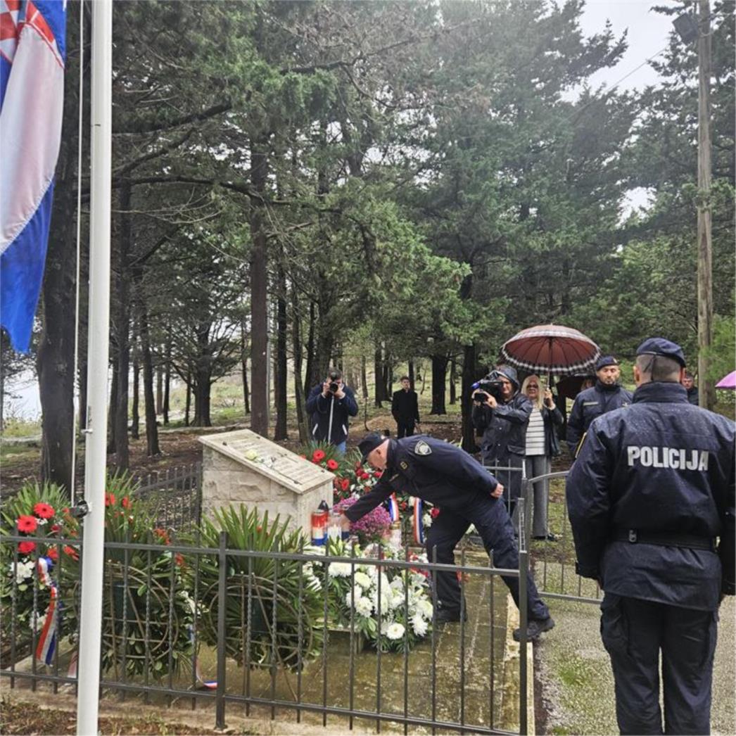 Načelnik Pavličević i suradnici odali počast poginulim braniteljima