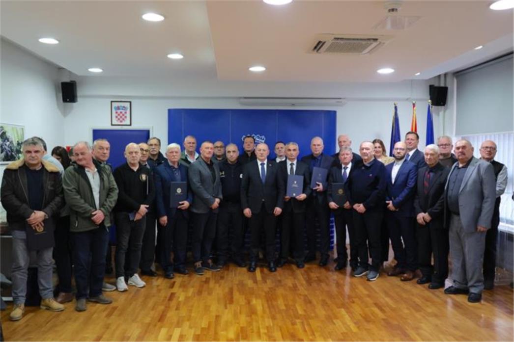 Ministar Medved uručio zahvalnice i ugovore za spomen-park i spomen-sobu