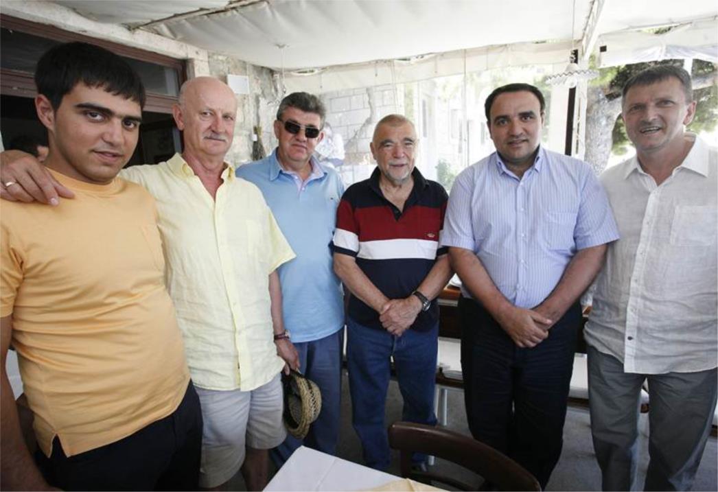 Nakon šetnje Hvarom Mesić obrijao svoj zaštitni znak - bradu (FOTO)