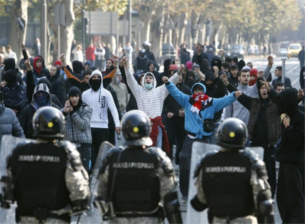 FOTO, VIDEO U Beogradu ”ratno stanje”. Parada ponosa završena, huligani popljačkali i demolirali grad