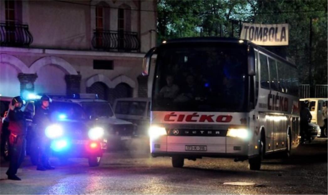 Torcidaše policija ispratila iz Sarajeva (VIDEO)