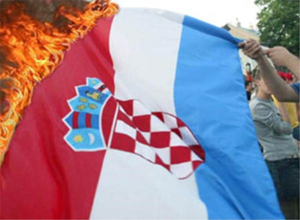  Maloljetnici zapalili hrvatsku zastavu