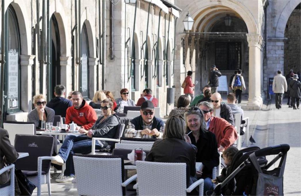 Đir Stradunom: Dubrovčani i turisti uživali  u prekrasnom danu (FOTO)
