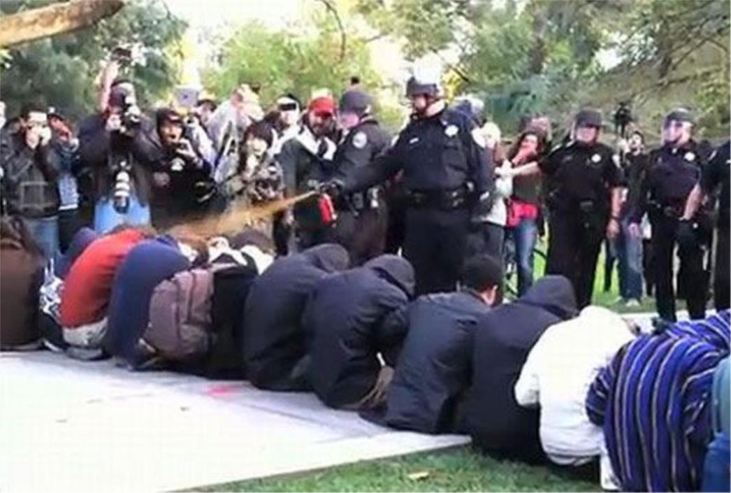 Pogledajte brutalnost američkih plavaca: Mirne studente špricali suzavcem u oči 