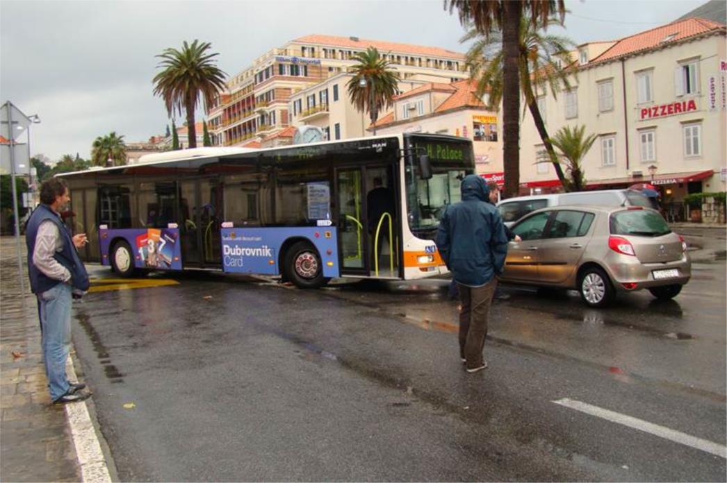 Automobil i autobus u sudaru 