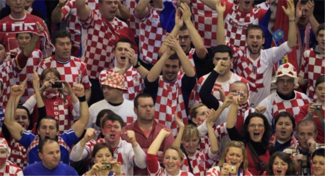 Sačekuša u Novom Sadu: Hrvatski navijači napadnuti kamenjem i sjekirom!