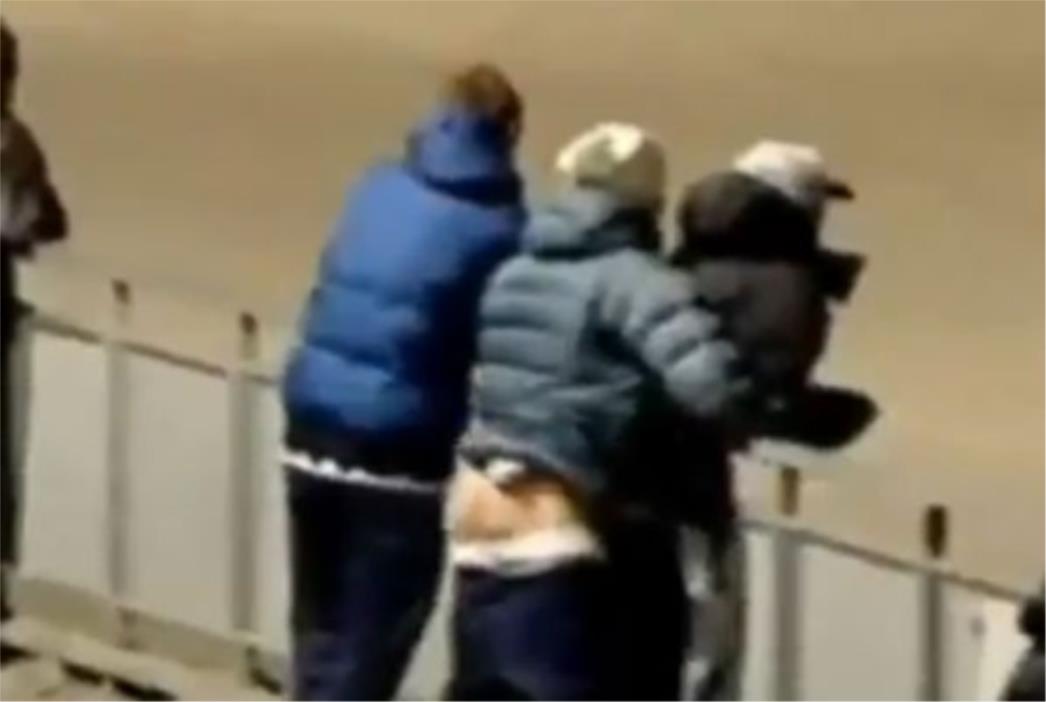 VIDEO: Seksali se na ogradi tijekom konjičke utrke