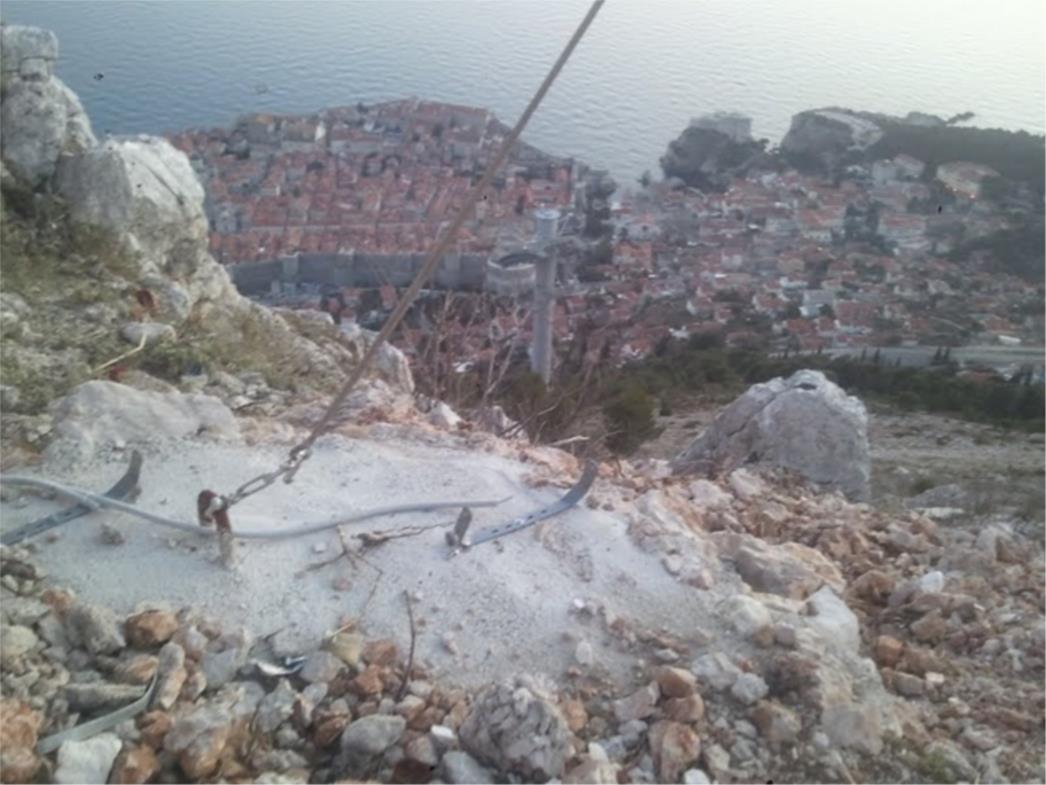 Nezapamćen vandalizam: Ukradeni reflektori koji su osvjetljavali križ na Srđu!