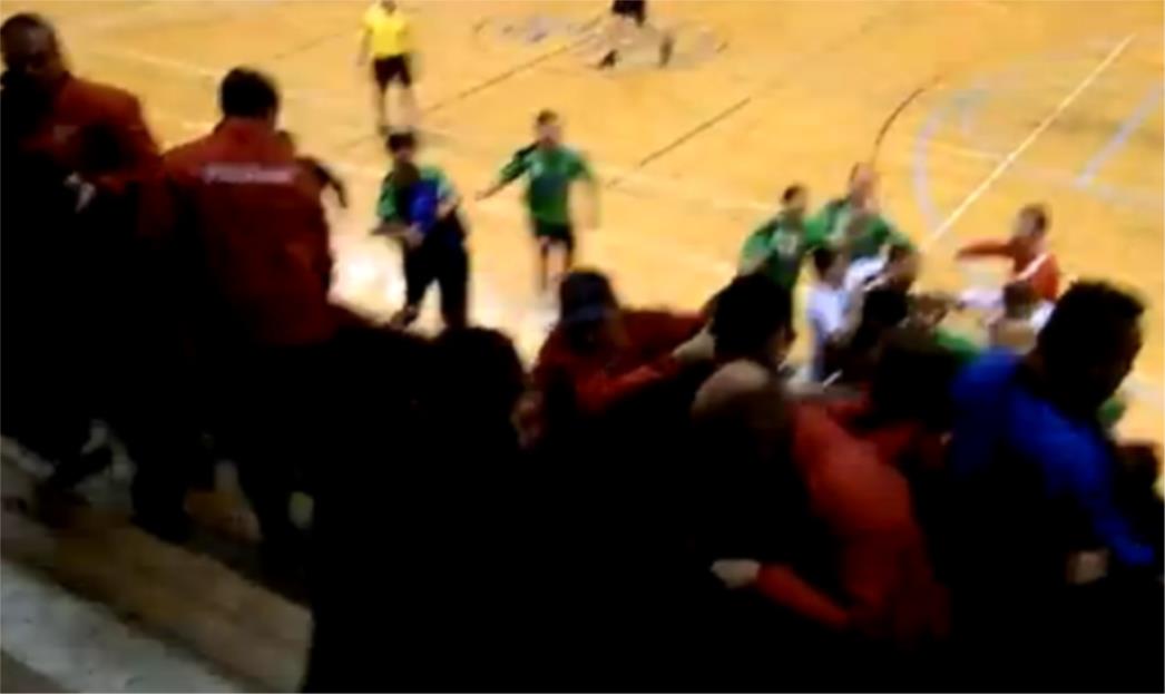 Kaos kakav Hrvatska dugo nije vidjela: Prekinuta utakmica, tukli se apsolutno svi! (VIDEO)