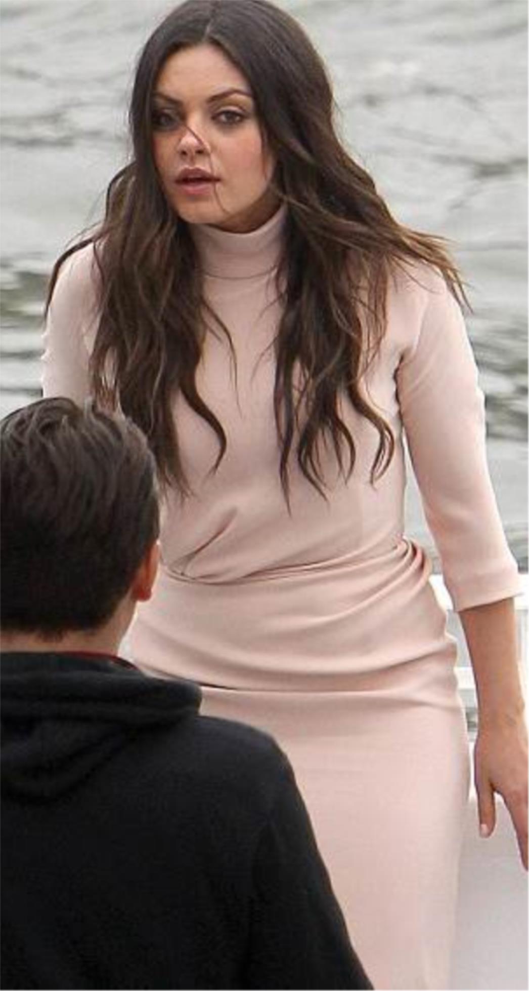 I ANĐELI SU PALI! Mila Kunis pokazala savršenu pozadinu (FOTO)