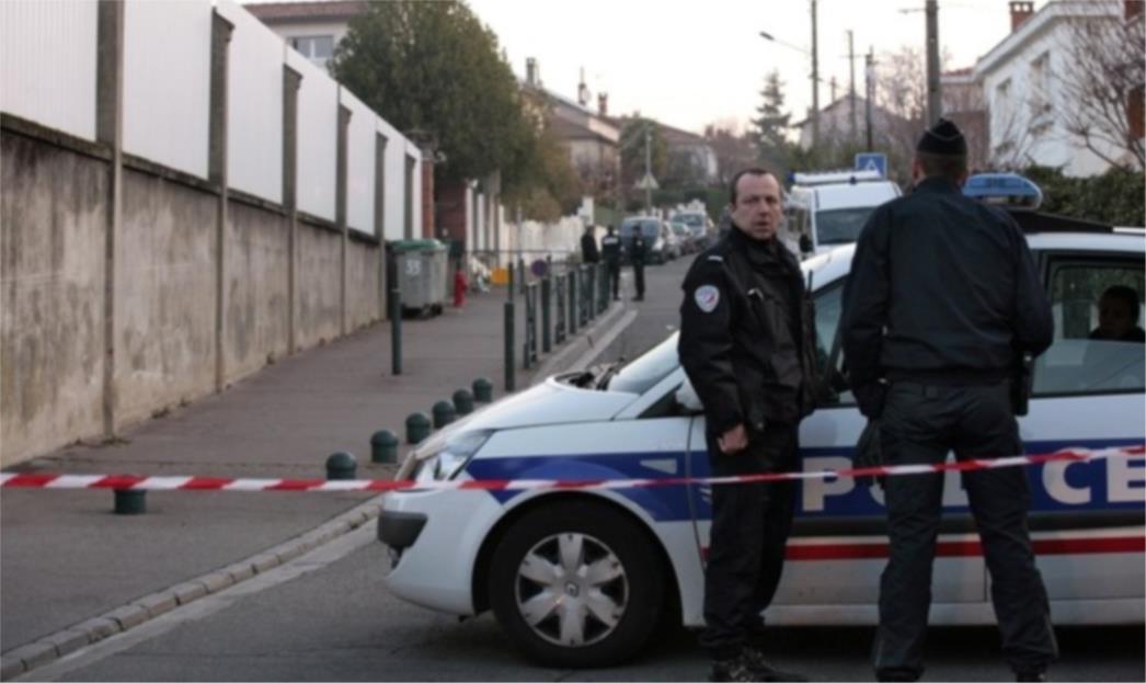 Pokolj ispred židovske škole: Policija opkolila ubojicu