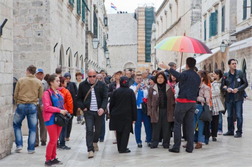 Turisti okupirali oblačni Stradun (FOTO)