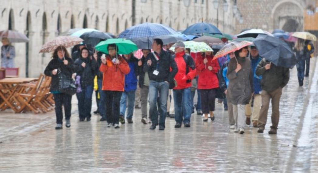 Ni kiša nije omela turiste u razgledavanju Dubrovnika (FOTOGALERIJA)