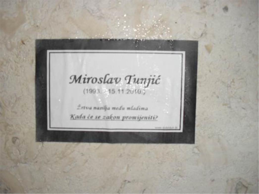 Osmrtnice mladih žrtava nasilja osvanule diljem Zagreba