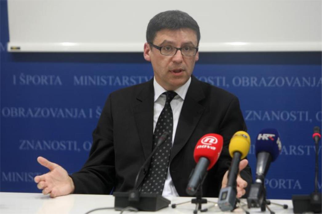 NALJUTIO IH JOVANOVIĆ: I srednjoškolski profesori prijete štrajkom!