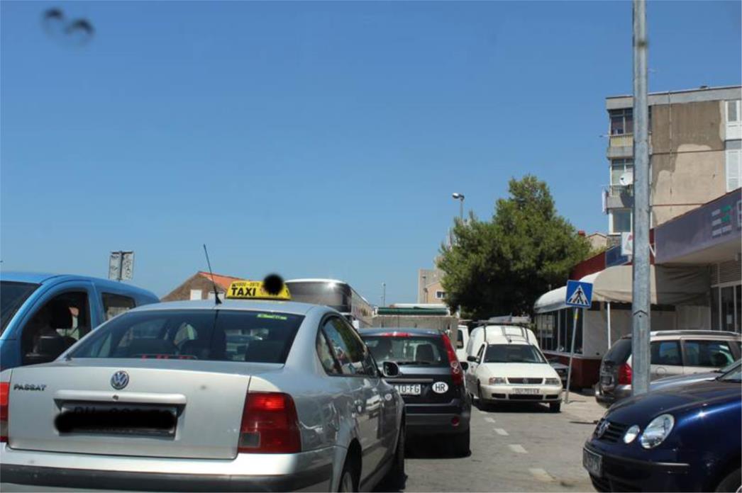 Taksist preticao kolonu pri punoj crti dok mu je sa suprotne strane nailazio autobus (FOTO) 