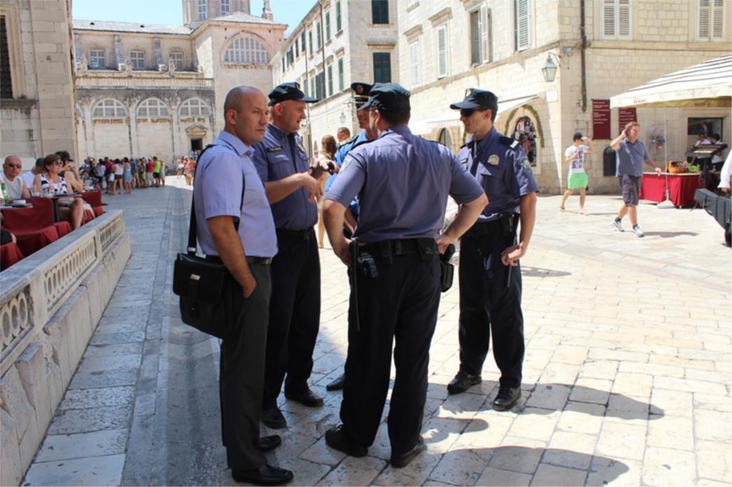   Policajci iz Crne Gore na Stradunu po prvi put (FOTO)