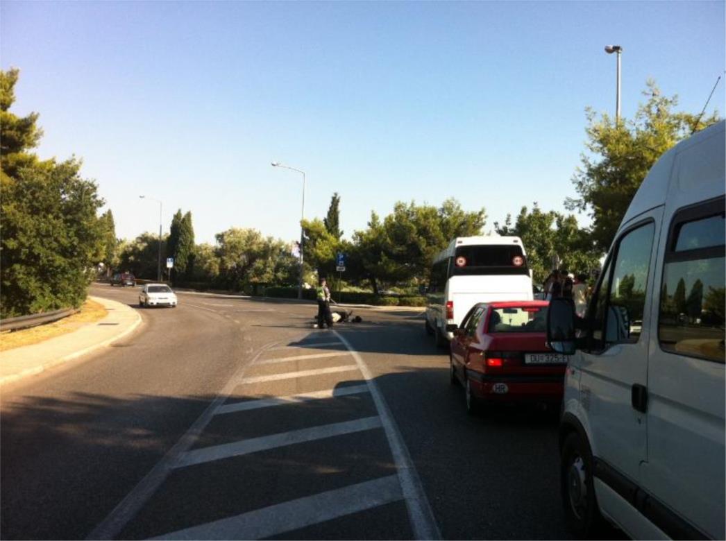 U sudaru mopeda i osobnog automobila u ulici Iva Vojnovića ozlijeđen motociklist (FOTO)