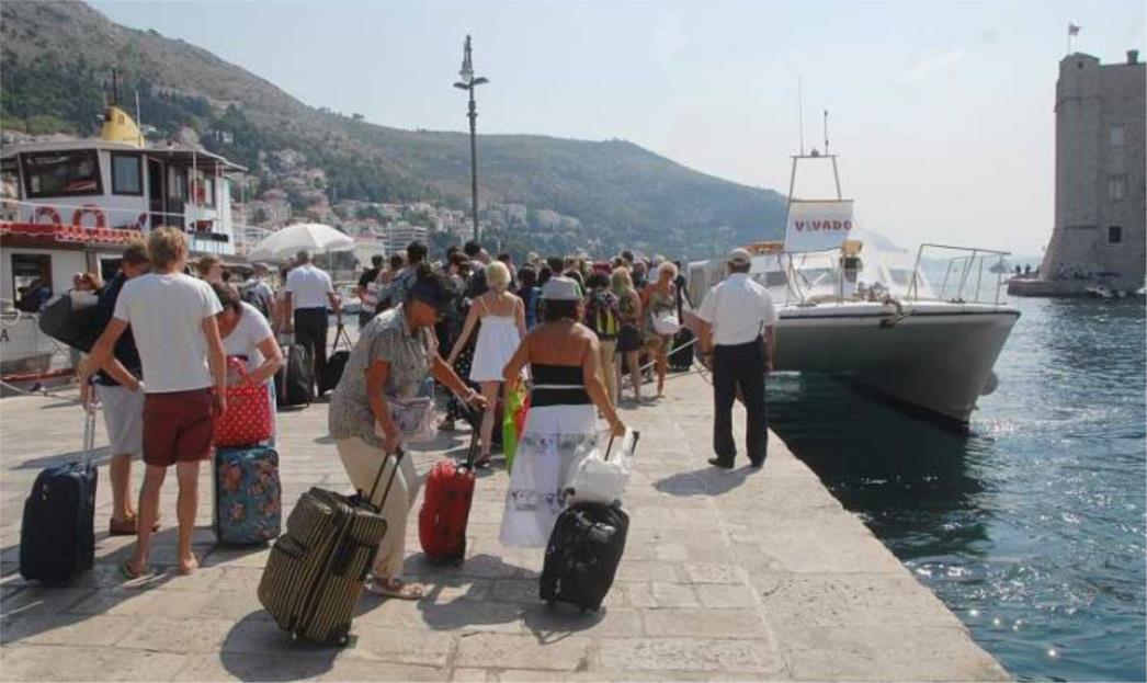 Zbog požara turisti iz Dubrovnika brodom do aerodroma (FOTO)