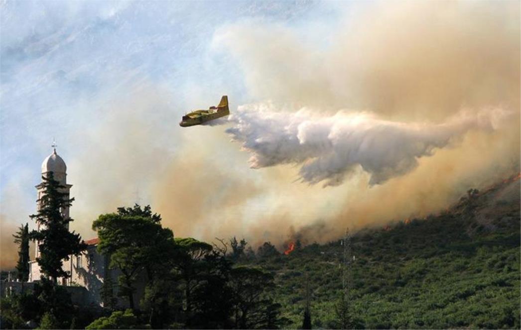 GORI U DUBROVNIKU: Požar koji je izbio u BiH širi se prema Komolcu i Mokošici 