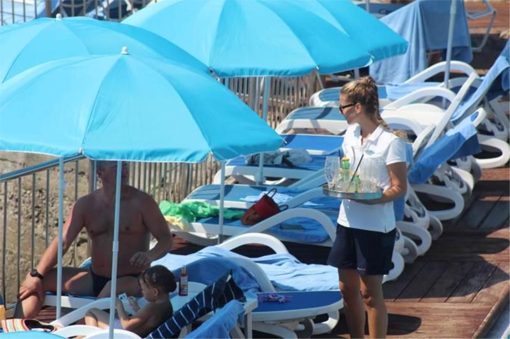 Ljetovanje u Dalmaciji: Slovaka od utapanja spasili prolaznici, Švicarac ozlijedio kralježnicu, Čeh slomio lubanju...