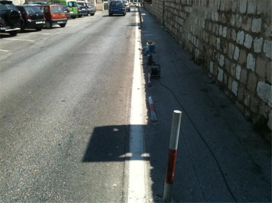 KAMIKAZE (OPET) U AKCIJI: Taksist polomio stupiće u Zagrebačkoj ulici!