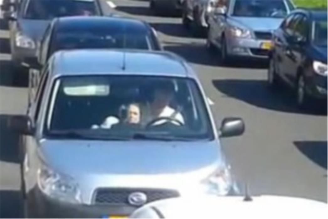 (VIDEO) Oralnim seksom kratili vrijeme dok su stajali u koloni