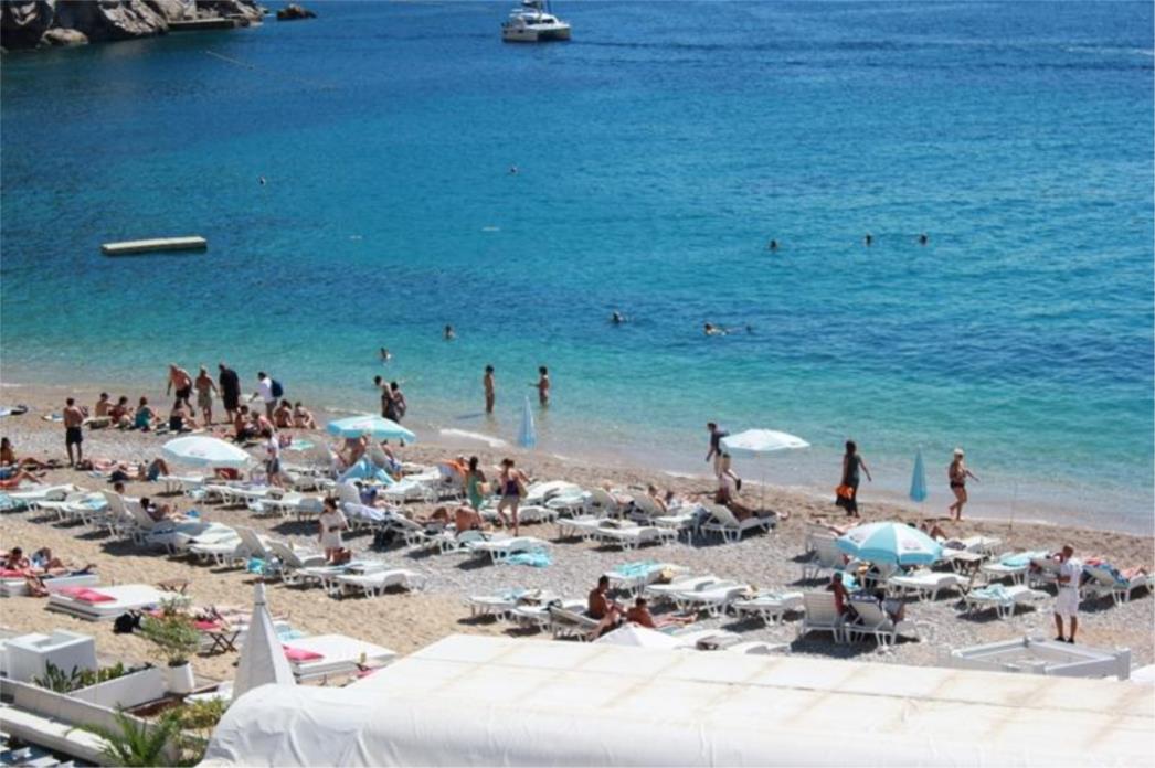 Unatoč buri hrabri kupači na Banjama uživaju u morskim radostima (FOTO)