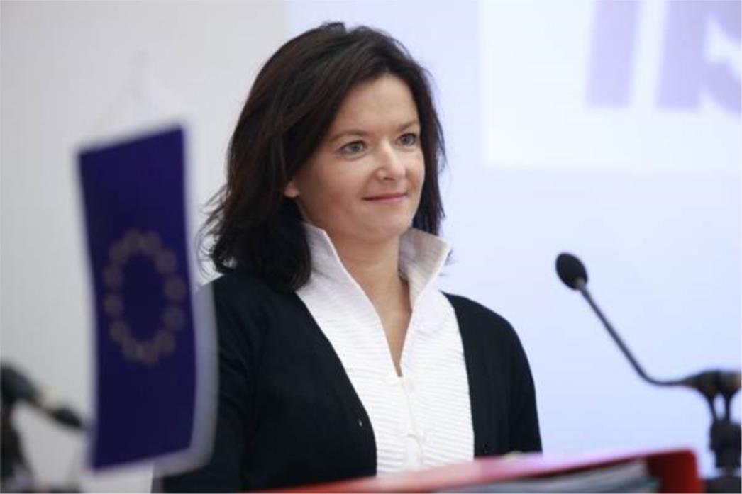 Kafić u Tirani nazvan prema slovenskoj eurozastupnici