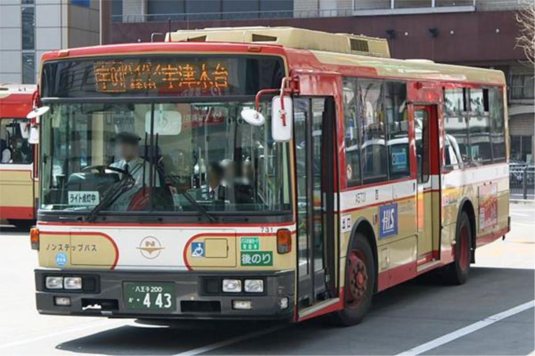  Muškarac nožem nasumce napadao učenike u autobusu