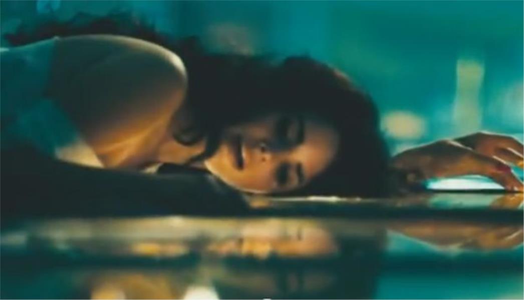 Mlada pjevačica Lana Del Rey zamalo se poseksala u novom spotu (VIDEO)