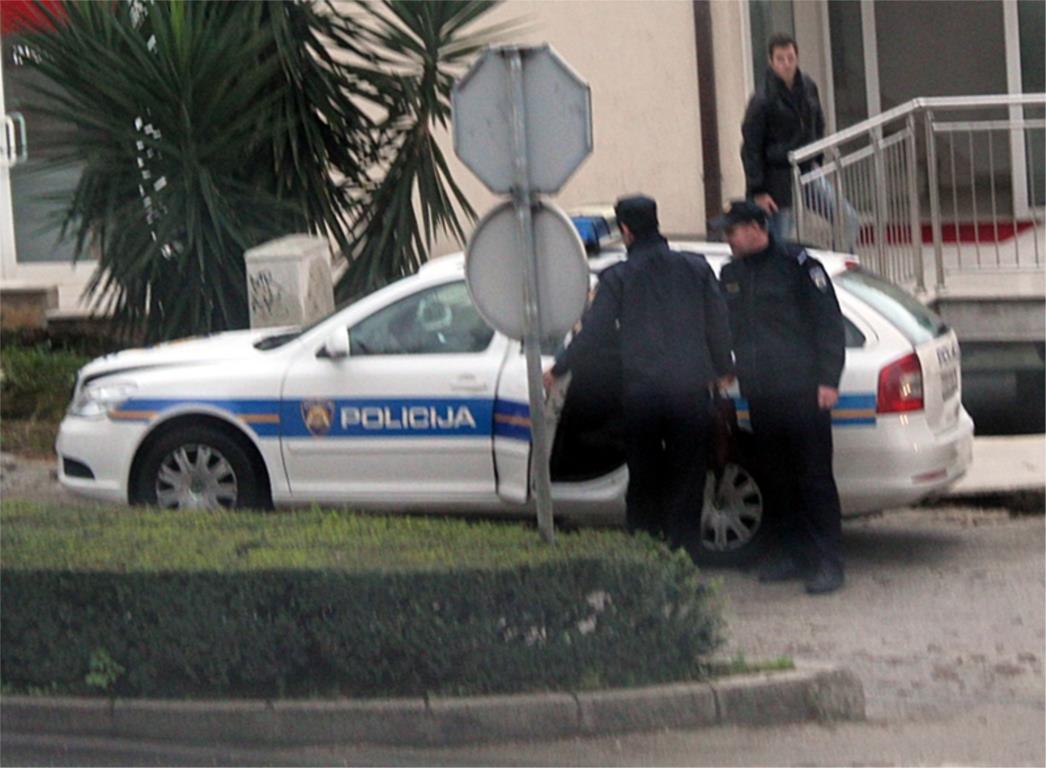 Policijskim vozilom udario u automobil ispred sebe kraj Vodovoda (FOTO)