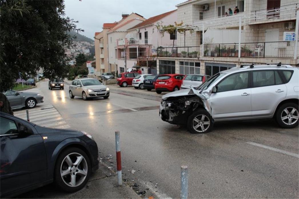 Prometna nesreća na Babinom kuku, nema ozlijeđenih (FOTOGALERIJA)