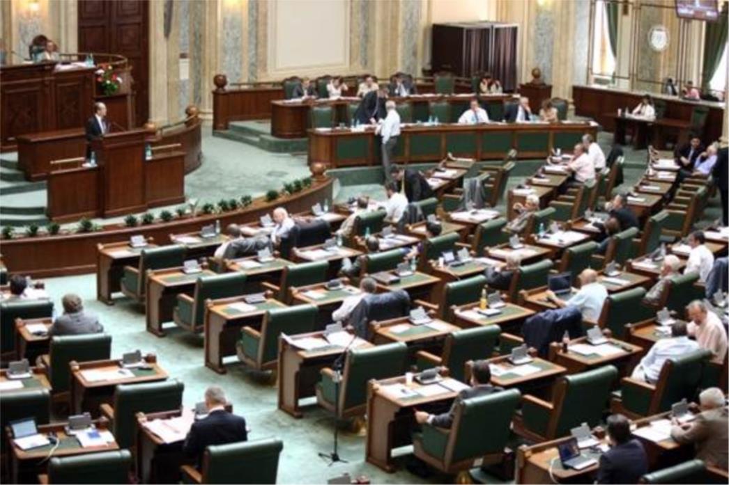 Rumunjska vlada preživjela glasovanje o povjerenju, u znak prosvjeda tehničar se bacio s galerije parlamenta