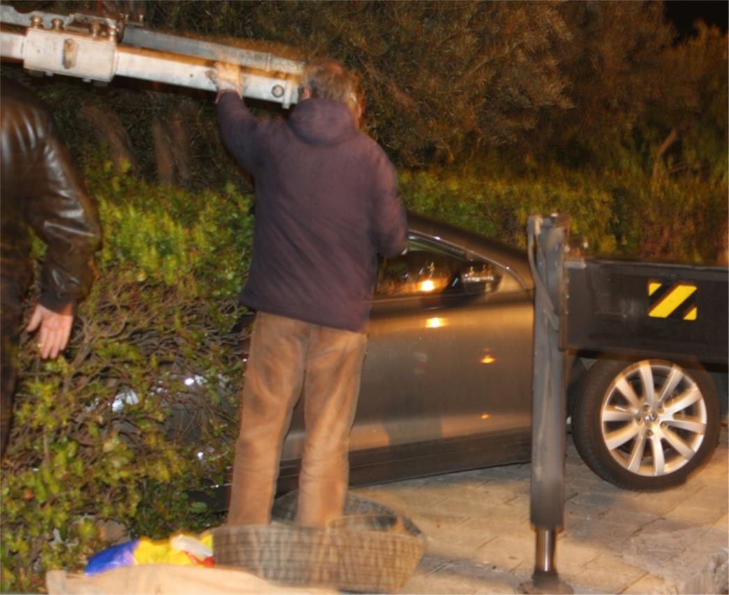 NESVAKIDAŠNJA NEZGODA Automobil završio u grmlju, nema ozlijeđenih (FOTOGALERIJA)