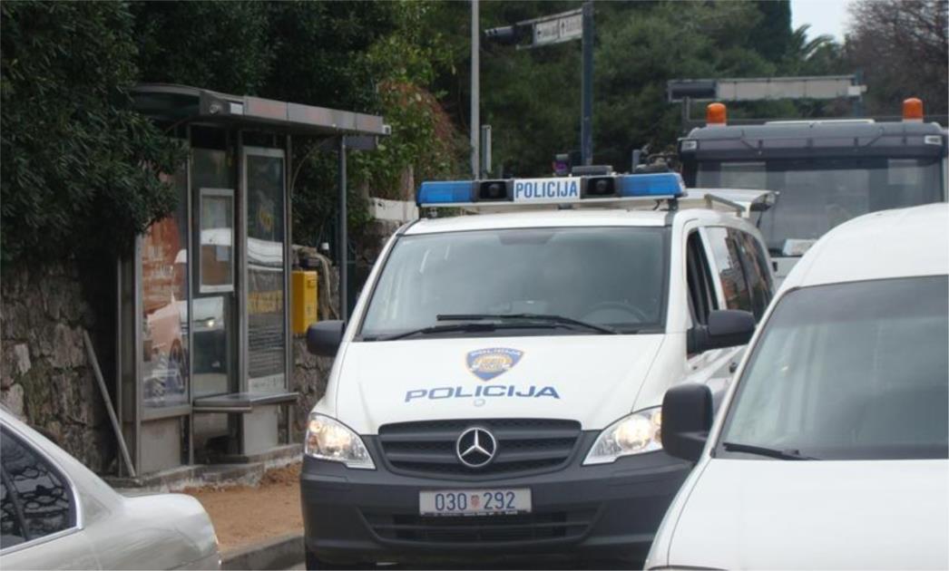 Prometna nesreća kraj stadiona u Lapadu: Vozač motocikla prevezen u OB Dubrovnik (FOTOGALERIJA)