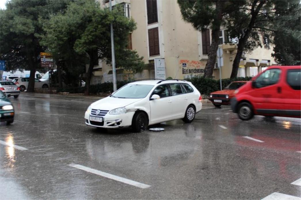 Prometna nesreća kod ljekarne u Lapadu (FOTOGALERIJA)