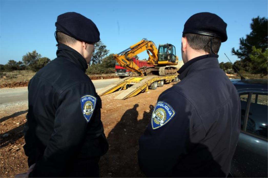 POČELO RUŠENJE: Bageri i policija na otoku Viru (FOTOGALERIJA)