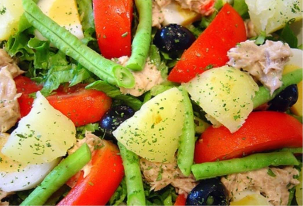RECEPT DANA: Šarena salata s tunjevinom