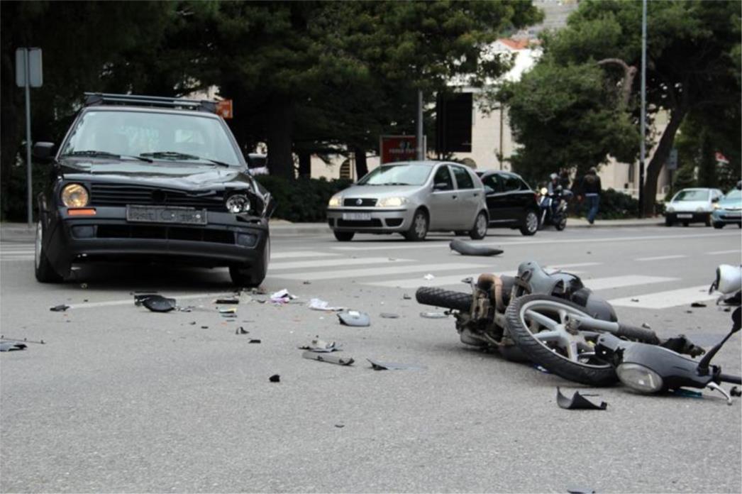PROMETNA NESREĆA KOD SEMAFORA U LAPADU: Ozlijeđen 21-godišnji motociklist (FOTOGALERIJA)