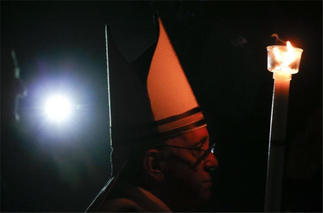 FOTOGRAFIJA DANA: Papa Franjo u uskršnjoj noći