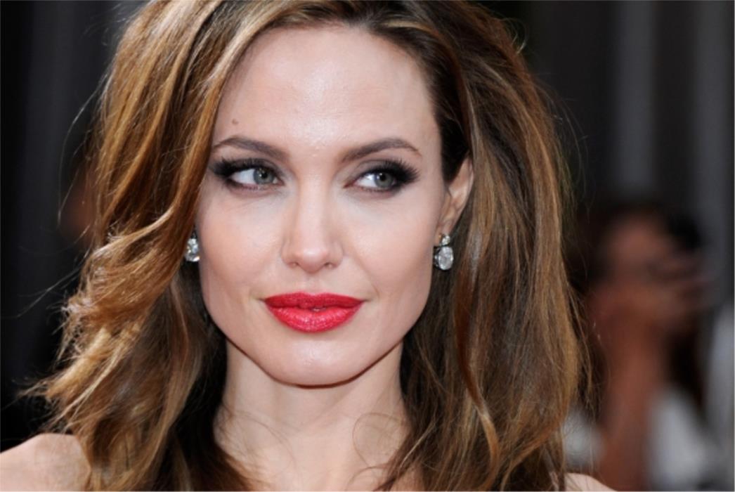 U paranoičnom strahu od smrti Angelina Jolie poduzima očajničke poteze