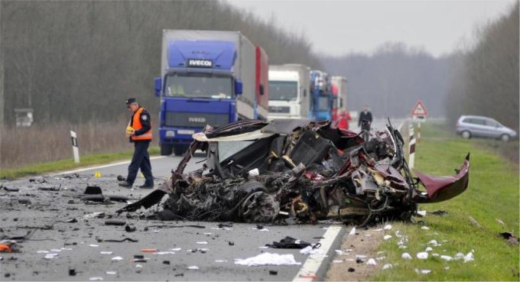 Auto smrskan, a policija ne može utvrditi identitet poginulog 