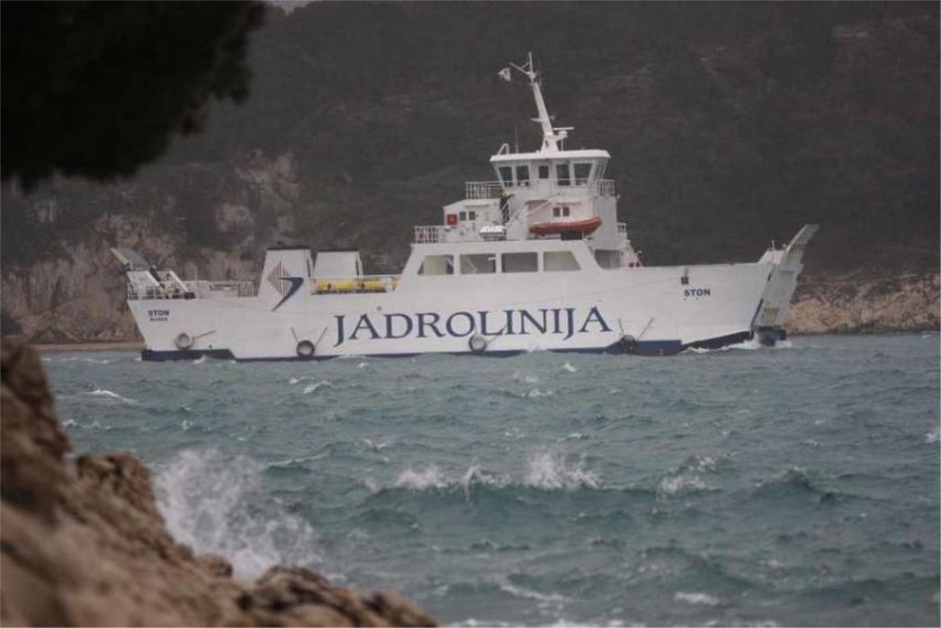 HAVARIJA NA SILBI: Trajekt Hanibal Lucić zbog olujnog  juga udario u obalu!
