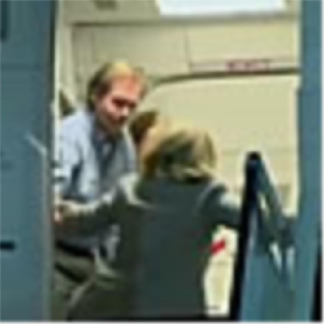 Hillary Clinton naglavačke pala na ulasku u avion
