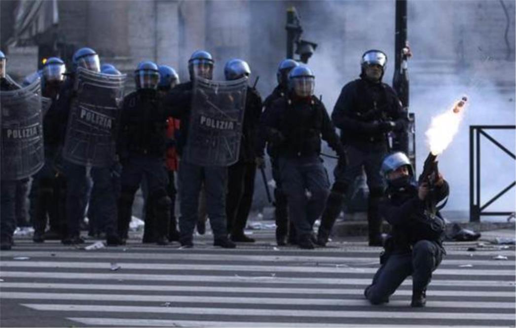  Poginuo prvi strani fotoreporter - policajac ga usmrtio suzavcem!