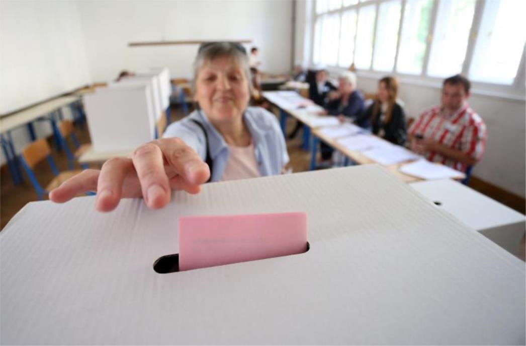 (FOTO) Pola milijuna ljudi glasovao do 11 sati: Pogledajte kako glasaju kandidati!